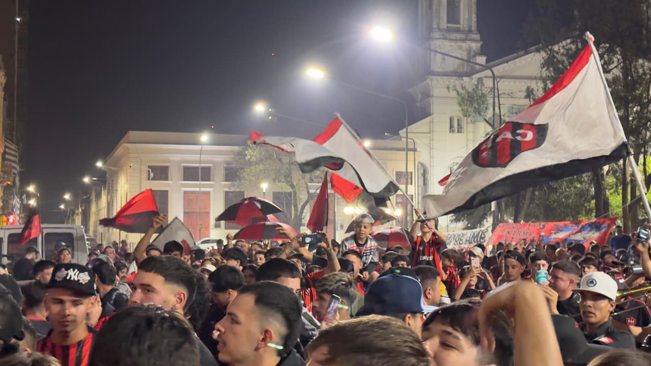 #TodosJuntos: El plantel de Patronato recibió el apoyo del hincha en un multitudinario banderazo